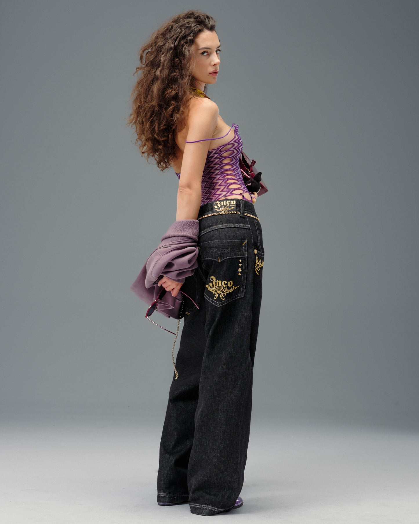 W Karatz. 23". Laser Black.