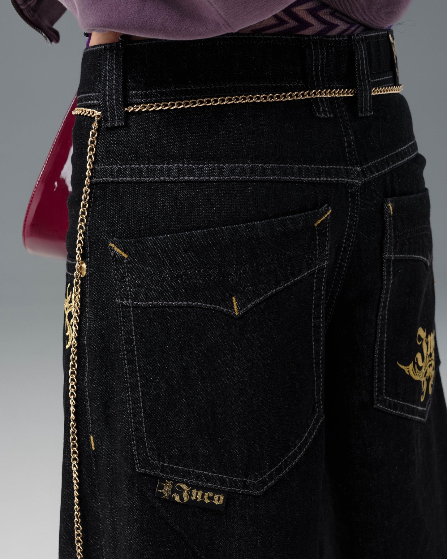 W Karatz. 23". Laser Black.