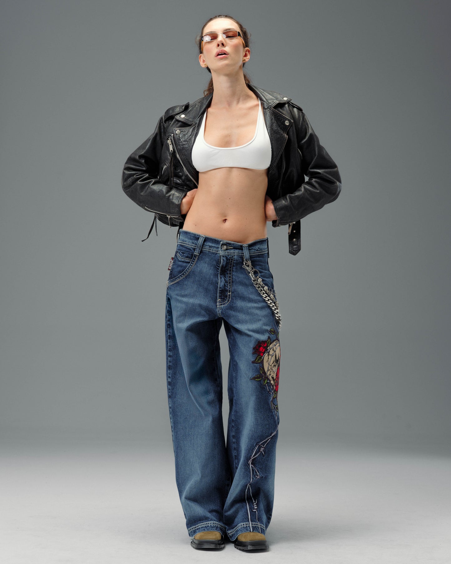 W Skull & Roses. 24". Hand-Sand Dark Stone.