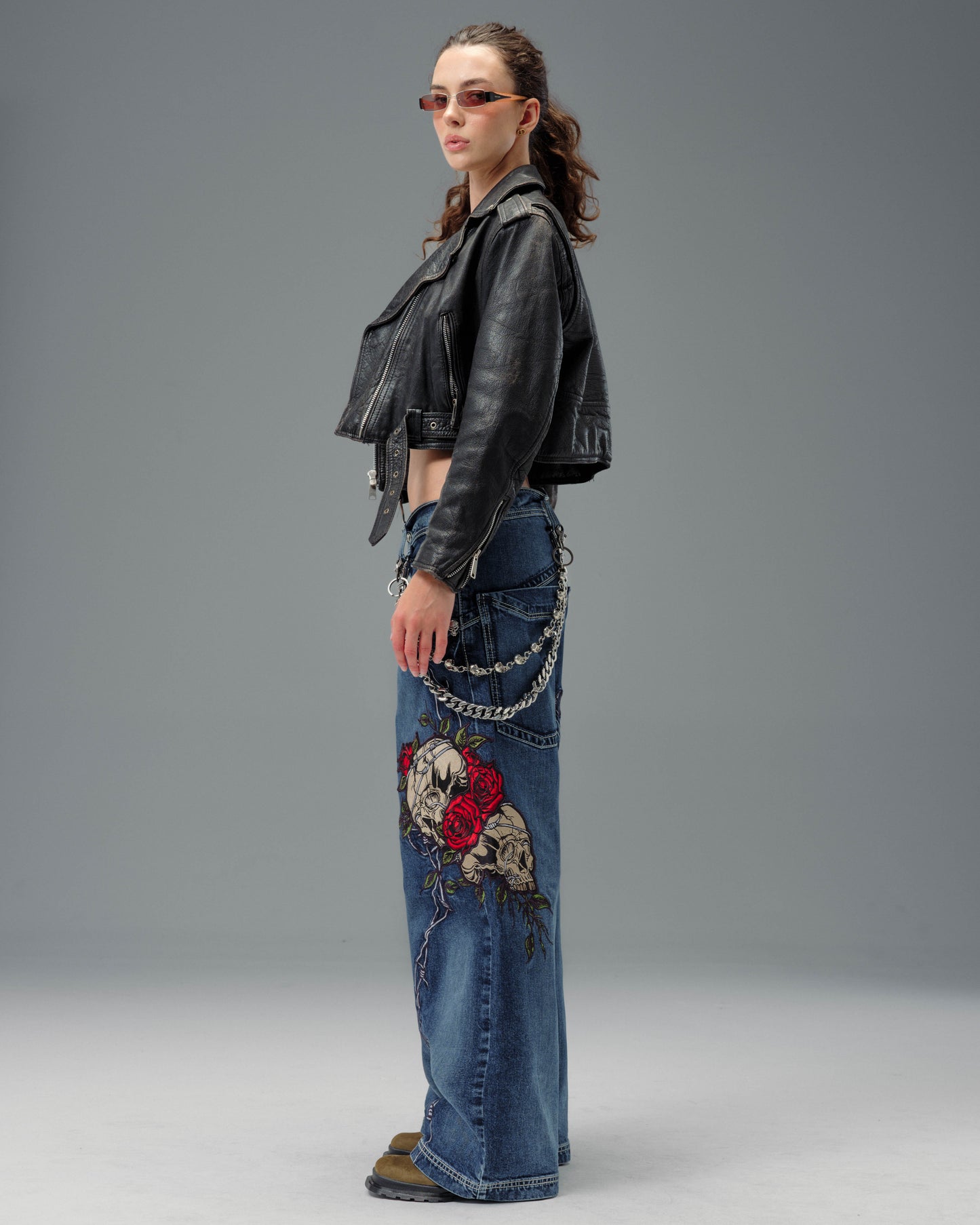 W Skull & Roses. 24". Hand-Sand Dark Stone.