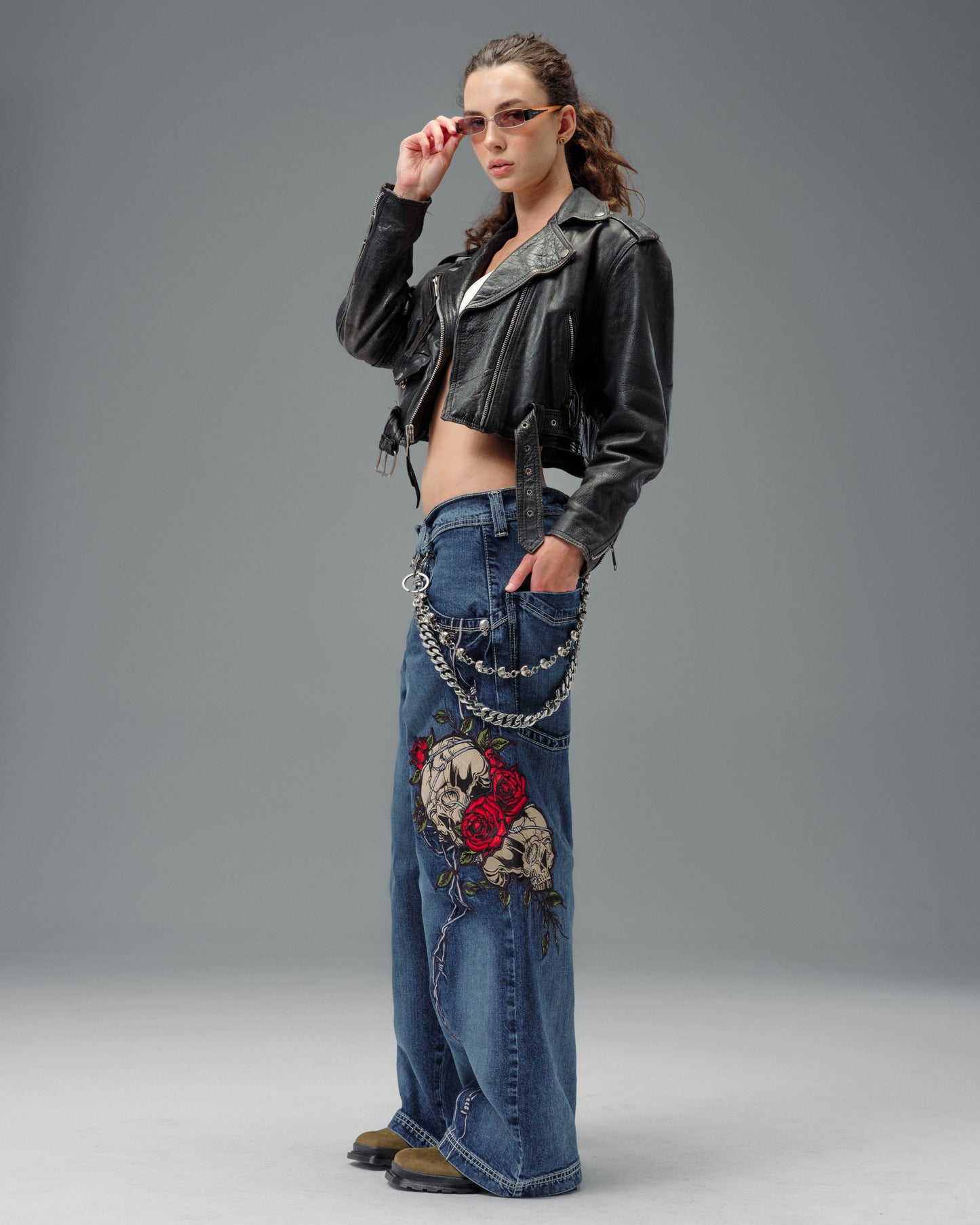 W Skull & Roses. 24". Hand-Sand Dark Stone.