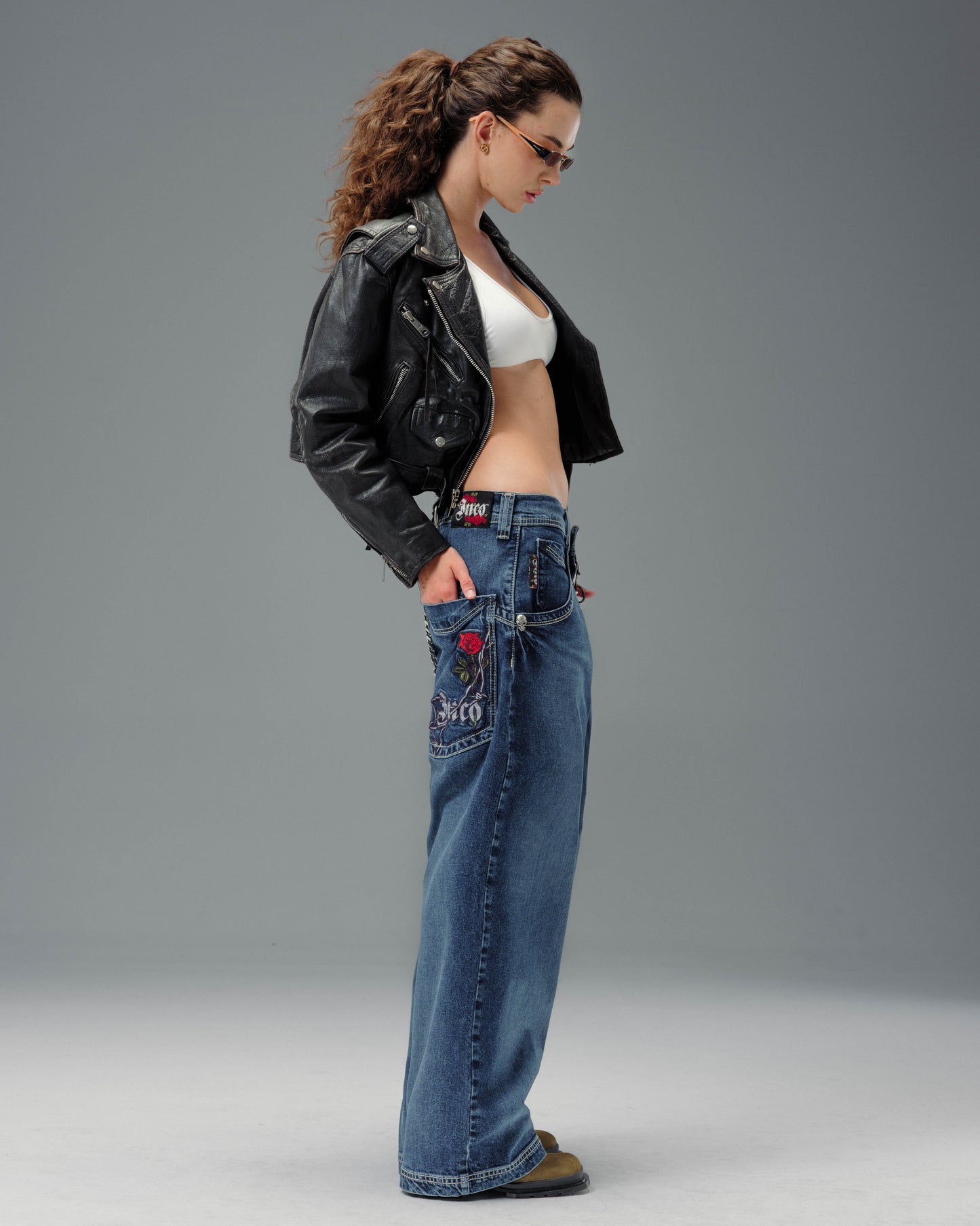 W Skull & Roses. 24". Hand-Sand Dark Stone.