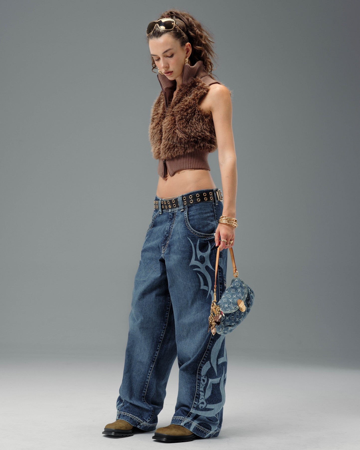 W High Roller. 21". Hand-Sand Dark Stone.