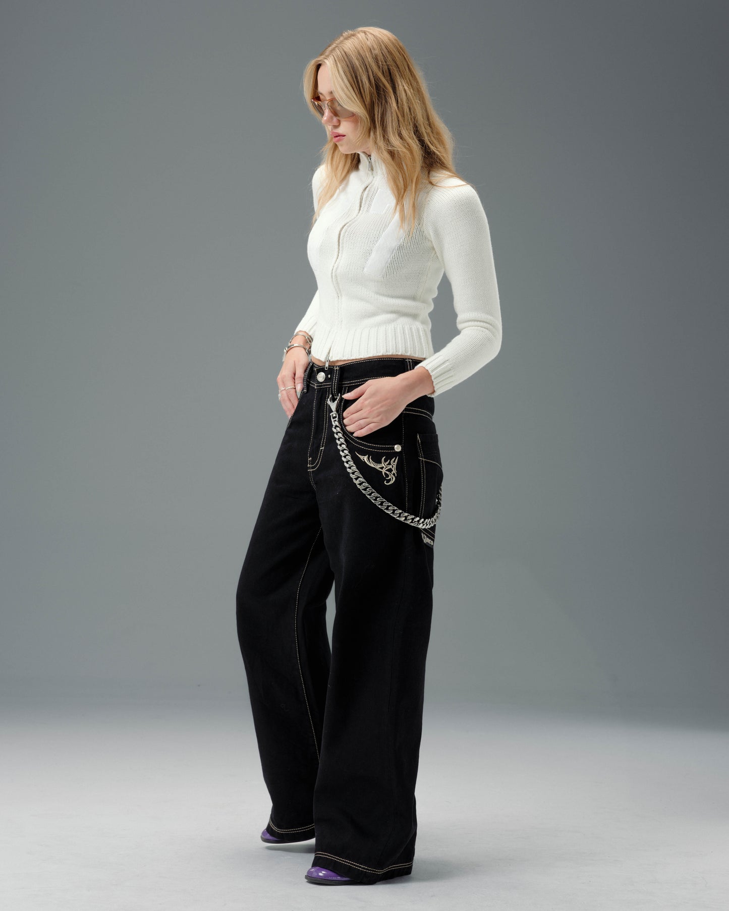 W Karatz. 23". Jet Black.