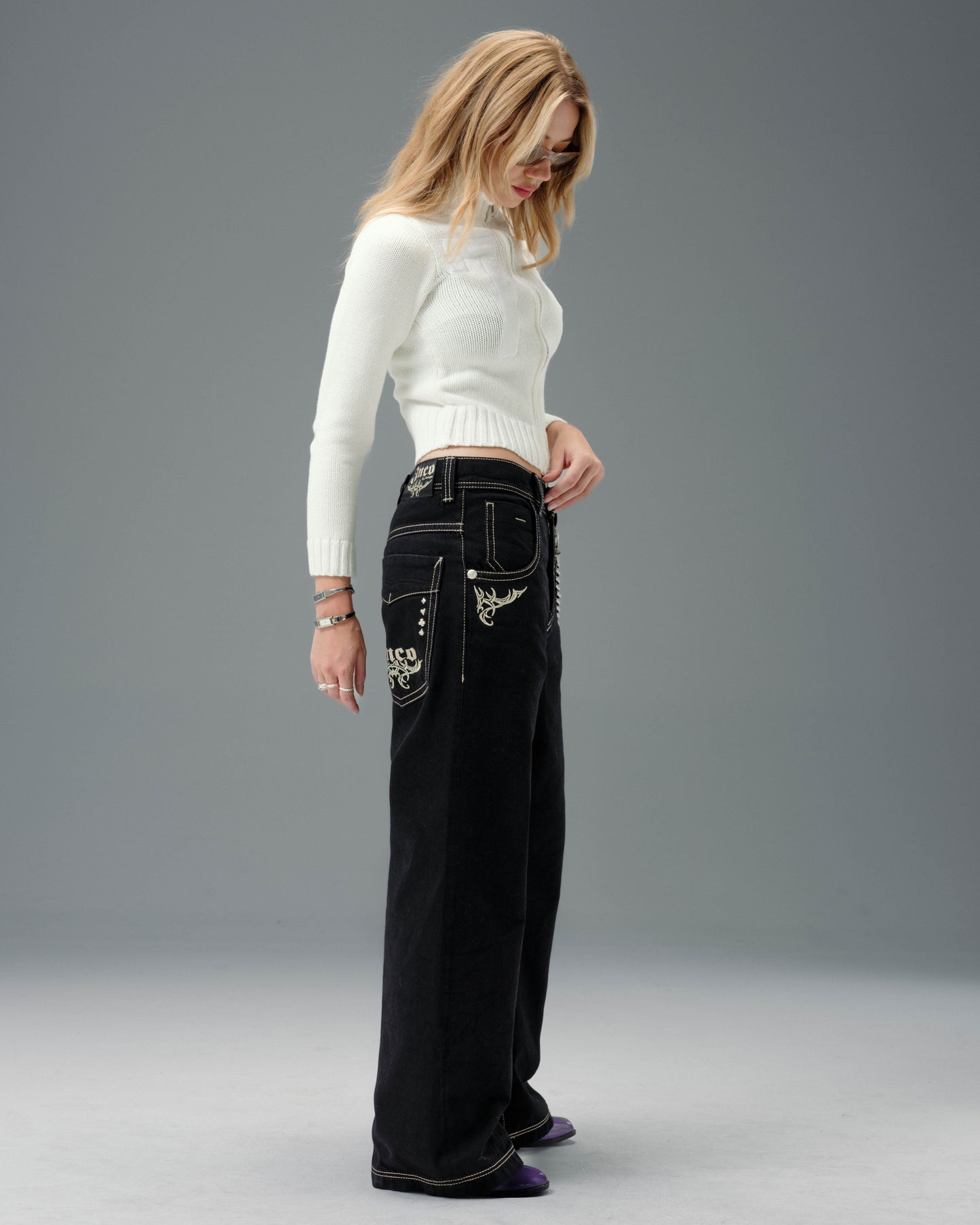 W Karatz. 23". Jet Black.