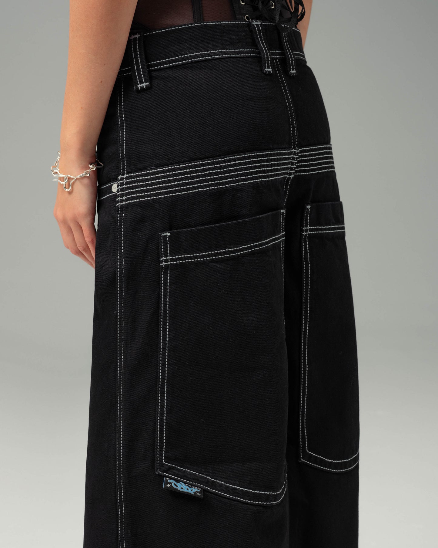 W Battle. 30". Jet Black.