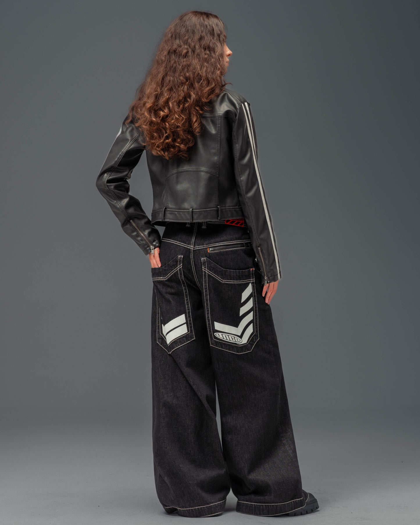 W Wide Load. 30". Laser Black.