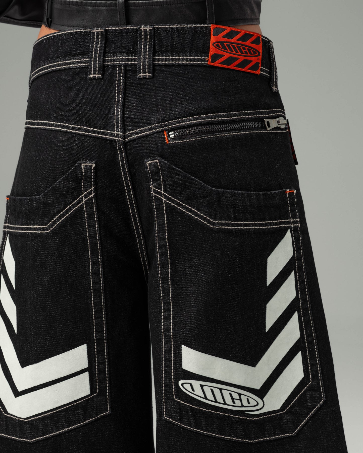 W Wide Load. 30". Laser Black.