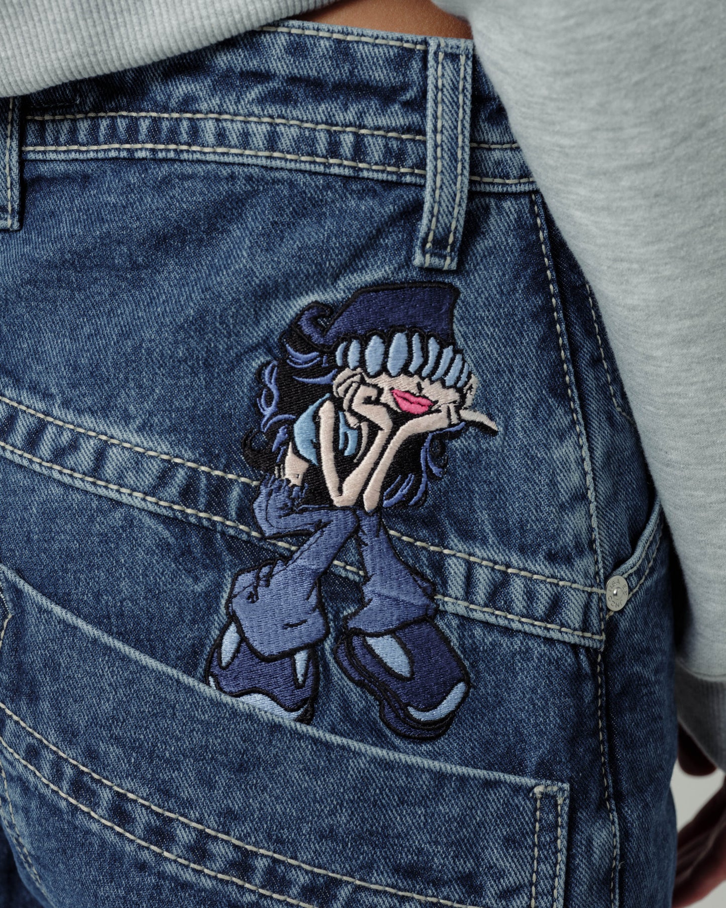 Crush City. 24". Dark Stone.